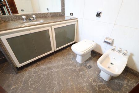 Apartamento para alugar com 300m², 3 quartos e 2 vagasBanheiro do Quarto 1