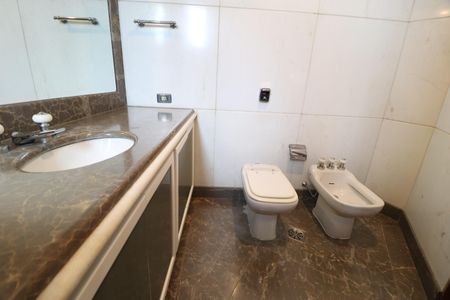 Apartamento para alugar com 300m², 3 quartos e 2 vagasBanheiro do Quarto 1