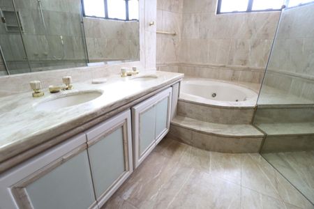 Apartamento para alugar com 300m², 3 quartos e 2 vagasBanheiro do Quarto 2