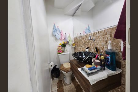 Casa de condomínio à venda com 127m², 3 quartos e 2 vagasLavabo