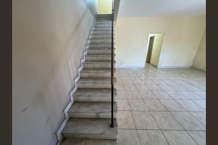 Casa à venda com 271m², 5 quartos e 1 vagaEscada