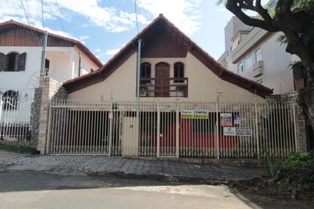 Casa à venda com 360m², 5 quartos e 2 vagasFachada