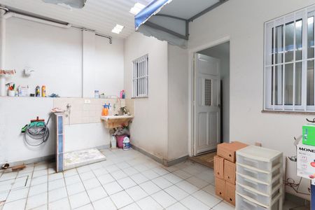 Casa à venda com 195m², 5 quartos e 2 vagasCasa 2 - Quintal e área de serviço