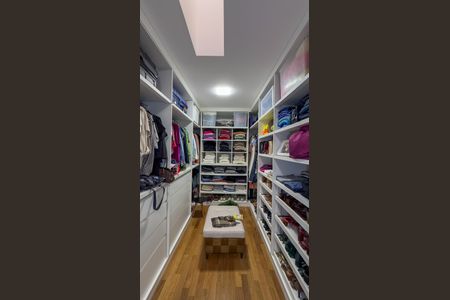 Casa para alugar com 400m², 4 quartos e 4 vagas Casa para alugar com 400m², 4 quartos e 4 vagasCloset da suíte