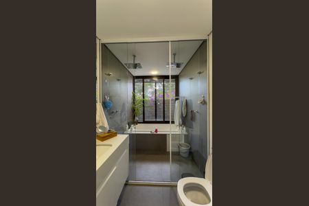 Casa para alugar com 400m², 4 quartos e 4 vagas Casa para alugar com 400m², 4 quartos e 4 vagasBanheiro da Suíte 1