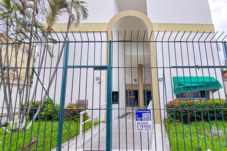 Apartamento à venda com 67m², 2 quartos e 1 vagaFachado do condomínio com placa