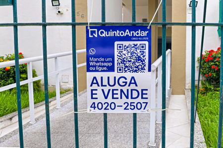 Apartamento à venda com 67m², 2 quartos e 1 vagaFachado do condomínio com placa