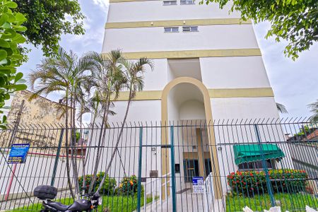 Apartamento à venda com 67m², 2 quartos e 1 vagaFachado do condomínio com placa