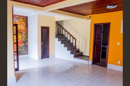 Casa de condomínio à venda com 348m², 5 quartos e 3 vagasSala