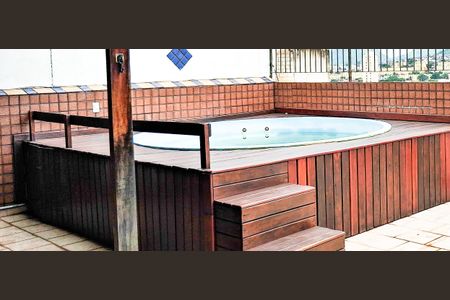 Casa de condomínio à venda com 348m², 5 quartos e 3 vagasPiscina