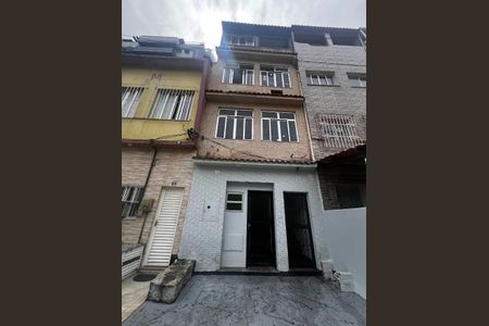 Casa à venda com 150m², 3 quartos e 2 vagas Casa à venda com 150m², 3 quartos e 2 vagasFachada