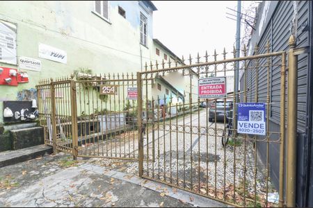 Casa à venda com 150m², 3 quartos e 2 vagas Casa à venda com 150m², 3 quartos e 2 vagasFachada