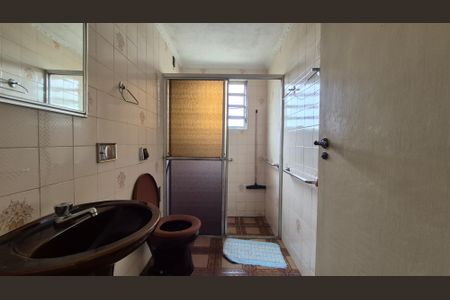 Casa à venda com 280m², 2 quartos e 6 vagasBanheiro - fundos 