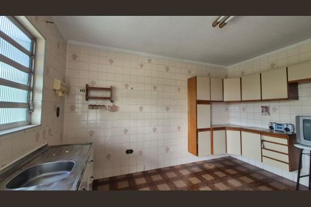 Casa à venda com 280m², 2 quartos e 6 vagasCozinha - fundos 