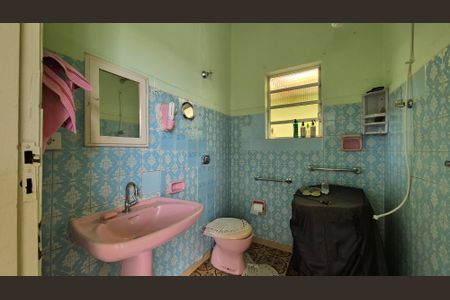 Casa à venda com 280m², 2 quartos e 6 vagasBanheiro 