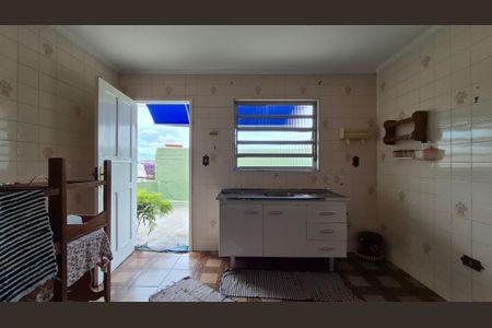 Casa à venda com 280m², 2 quartos e 6 vagasCozinha - fundos 