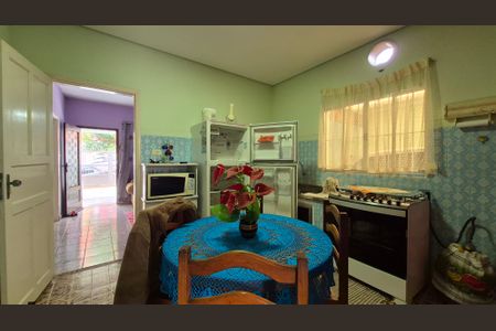 Casa à venda com 280m², 2 quartos e 6 vagasCozinha 