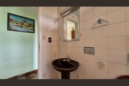 Casa à venda com 280m², 2 quartos e 6 vagasBanheiro - fundos 