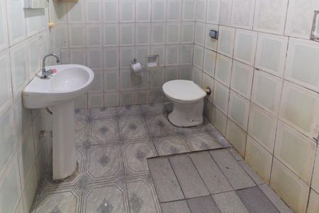 Banheiro de casa para alugar com 2 quartos, 60m² em Vila Tolstoi, São Paulo