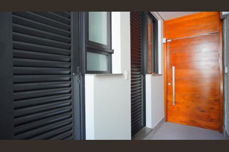 Casa à venda com 380m², 3 quartos e 2 vagas Casa à venda com 380m², 3 quartos e 2 vagasPorta de acesso serviço/ despensa/ banheiro piscina