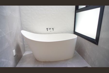 Casa à venda com 380m², 3 quartos e 2 vagas Casa à venda com 380m², 3 quartos e 2 vagasBanheira suíte 1