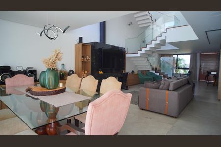 Casa à venda com 380m², 3 quartos e 2 vagas Casa à venda com 380m², 3 quartos e 2 vagasSala