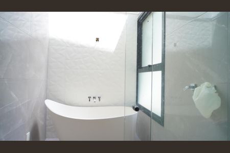 Casa à venda com 380m², 3 quartos e 2 vagas Casa à venda com 380m², 3 quartos e 2 vagasBanheira suite 1