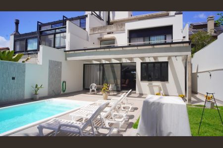Casa à venda com 380m², 3 quartos e 2 vagas Casa à venda com 380m², 3 quartos e 2 vagasPiscina/ fachada casa fundos
