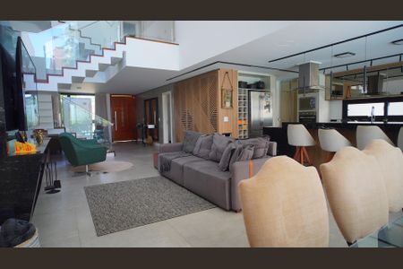 Sala  de casa à venda com 3 quartos, 380m² em Vila Assunção, Porto Alegre