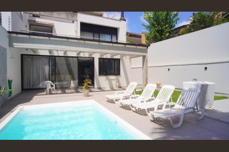 Casa à venda com 380m², 3 quartos e 2 vagas Casa à venda com 380m², 3 quartos e 2 vagasPiscina