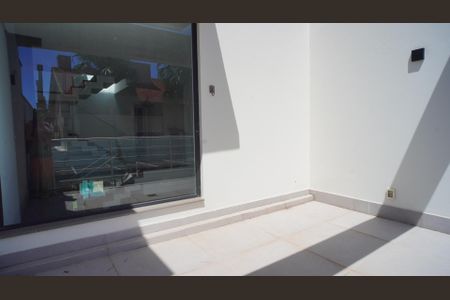 Casa à venda com 380m², 3 quartos e 2 vagas Casa à venda com 380m², 3 quartos e 2 vagasVaranda da suíte 1