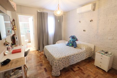 Casa à venda com 230m², 4 quartos e 2 vagasSuíte 2