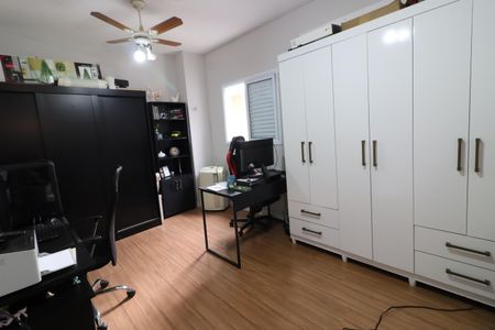 Casa à venda com 230m², 4 quartos e 2 vagasEscritório