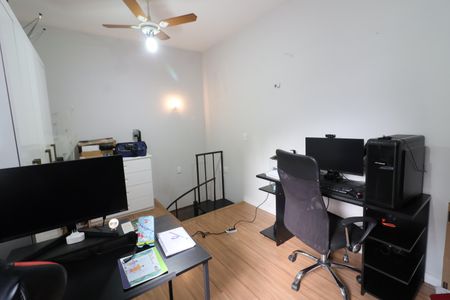 Casa à venda com 230m², 4 quartos e 2 vagasEscritório