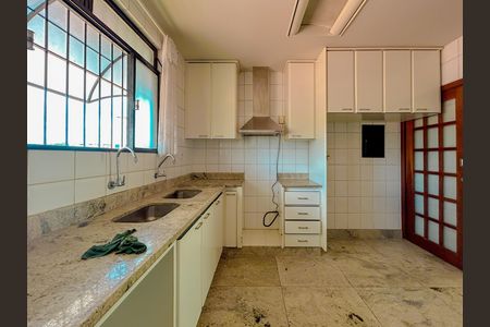 Casa à venda com 300m², 4 quartos e 2 vagas