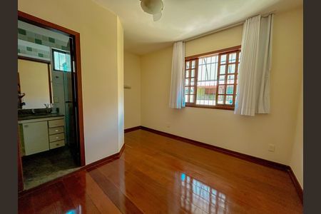 Casa à venda com 300m², 4 quartos e 2 vagas