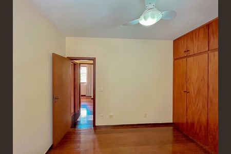 Casa à venda com 300m², 4 quartos e 2 vagas