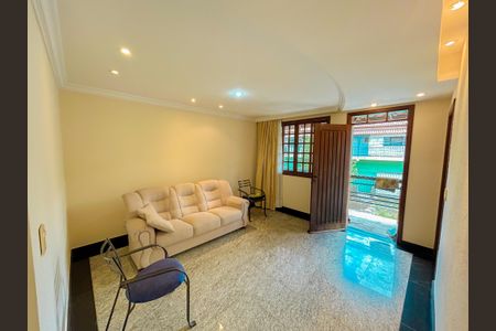 Casa à venda com 4 quartos, 300m² em Heliópolis, Belo Horizonte