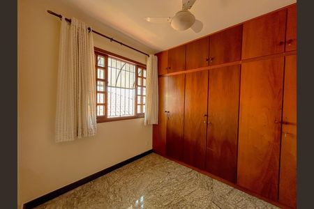 Casa à venda com 300m², 4 quartos e 2 vagas