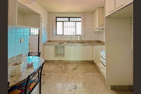 Casa à venda com 300m², 4 quartos e 2 vagas