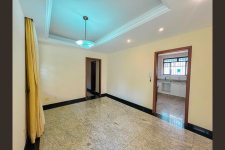 Casa à venda com 4 quartos, 300m² em Heliópolis, Belo Horizonte