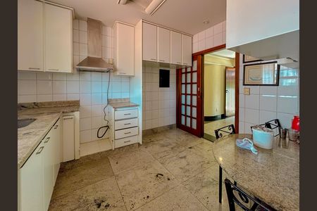 Casa à venda com 300m², 4 quartos e 2 vagas