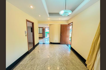Casa à venda com 300m², 4 quartos e 2 vagas
