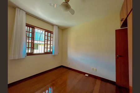 Casa à venda com 300m², 4 quartos e 2 vagas