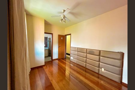 Casa à venda com 4 quartos, 300m² em Heliópolis, Belo Horizonte