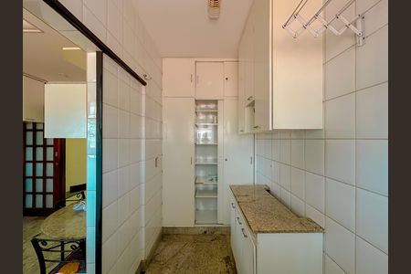 Casa à venda com 300m², 4 quartos e 2 vagas