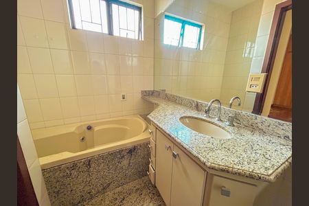 Casa à venda com 300m², 4 quartos e 2 vagas
