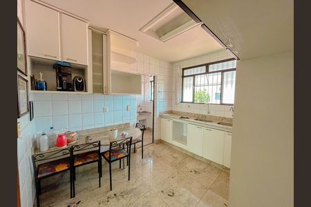 Casa à venda com 300m², 4 quartos e 2 vagas