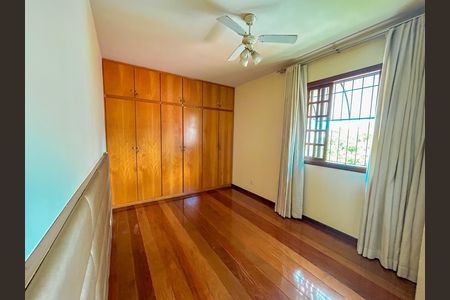 Casa à venda com 300m², 4 quartos e 2 vagas