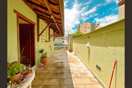Casa à venda com 300m², 4 quartos e 2 vagas